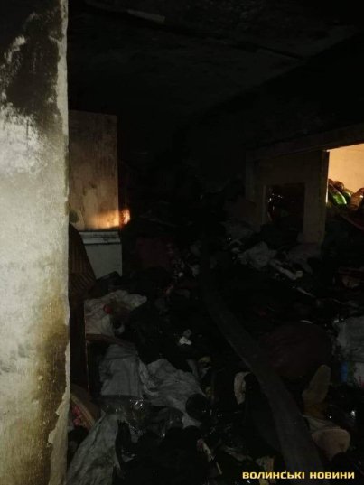 Сміття аж до стелі: показали зсередини квартиру, яка згоріла у Луцьку. ФОТО