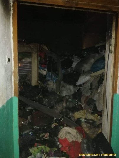 Сміття аж до стелі: показали зсередини квартиру, яка згоріла у Луцьку. ФОТО