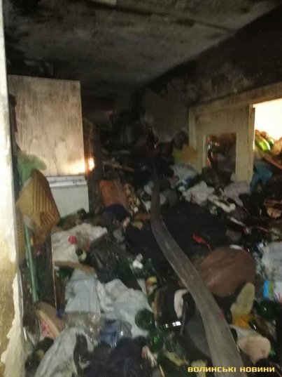 Сміття аж до стелі: показали зсередини квартиру, яка згоріла у Луцьку. ФОТО