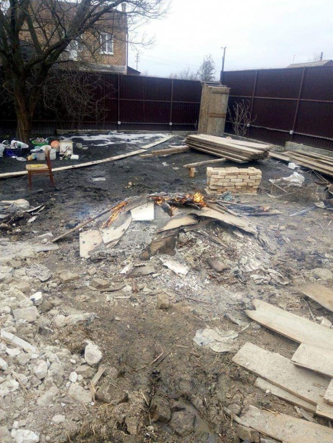 У Луцьку адмінпротоколом покарали чоловіка, який палив сміття. ФОТО