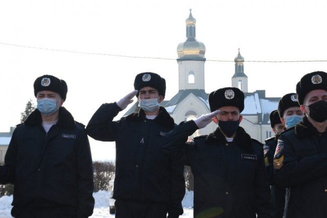 На фасаді луцького ліцею встановили меморіальну дошку загиблому Герою. ФОТО