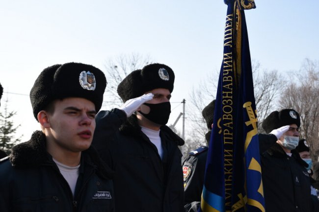 На фасаді луцького ліцею встановили меморіальну дошку загиблому Герою. ФОТО