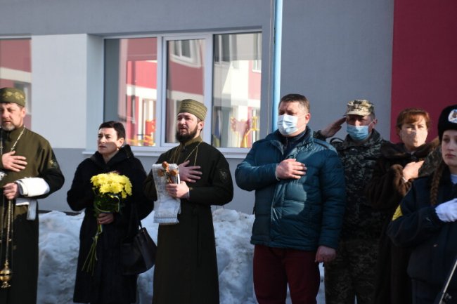 На фасаді луцького ліцею встановили меморіальну дошку загиблому Герою. ФОТО