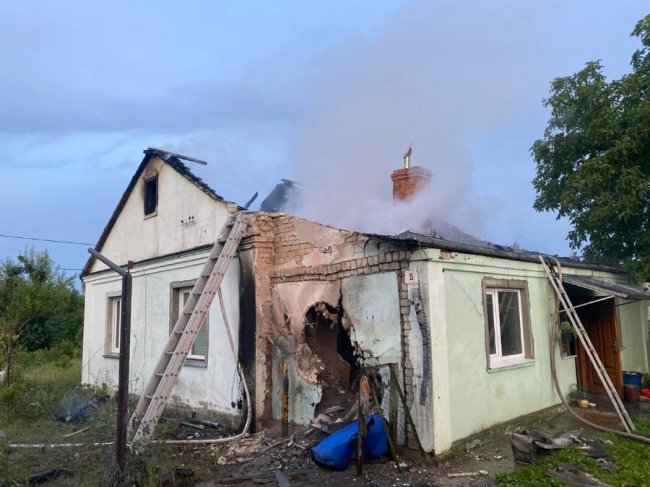 Наслідки російської атаки: в Луцькому районі горіли дві будівлі 