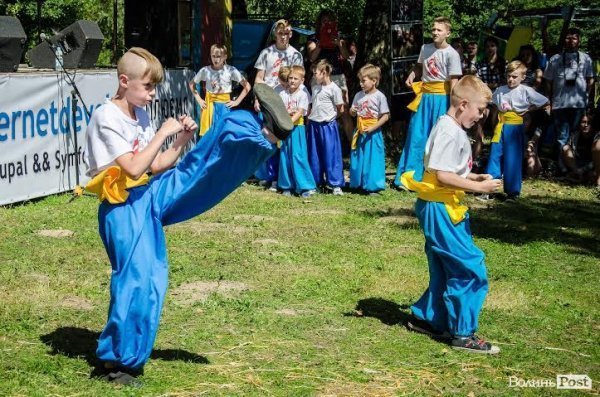 Маленькі козаки зачарували відвідувачів «Бандерштату» бойовим гопаком. ФОТО