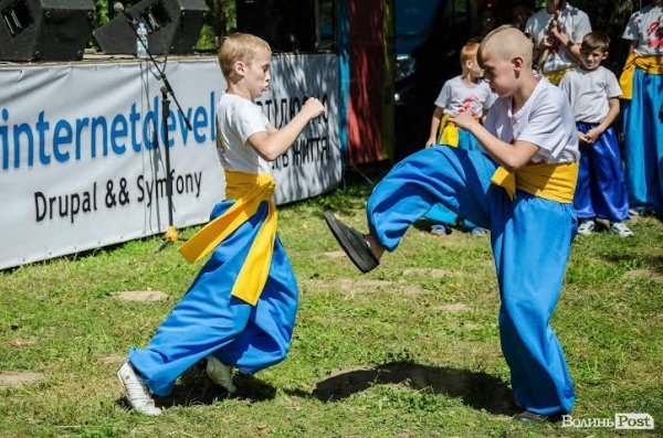 Маленькі козаки зачарували відвідувачів «Бандерштату» бойовим гопаком. ФОТО