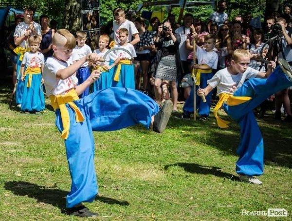 Маленькі козаки зачарували відвідувачів «Бандерштату» бойовим гопаком. ФОТО