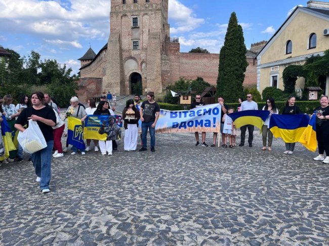 Потрапив у полон у свій день народження: у Луцьку зустріли звільненого з російської неволі воїна. ВІДЕО