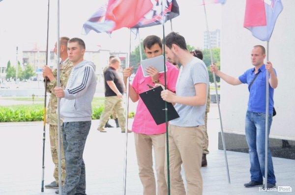 Під облрадою добровольці вимагають узаконення свого статусу. ФОТО