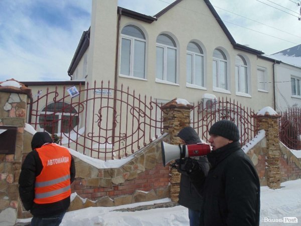Волинські автомайданівці навідалися до керівників області з «подарунками». ФОТО. ВІДЕО