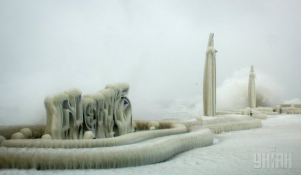 Набережна в Одесі перетворилася на льодове містечко. ФОТО