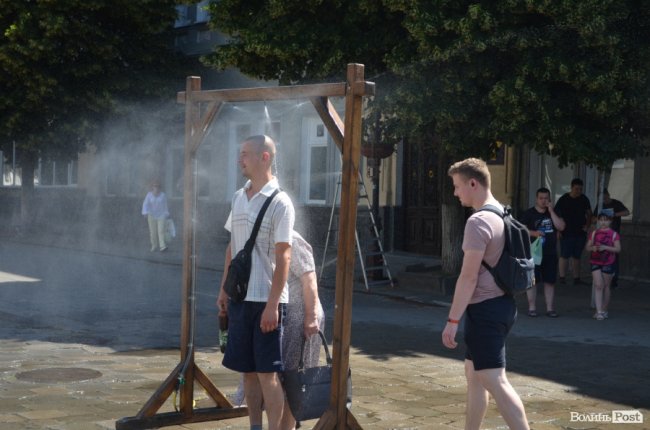 Нестерпні градуси: лучани рятуються від спеки під холодними бризками вуличних душів. ФОТО