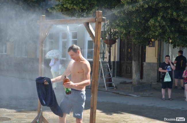 Нестерпні градуси: лучани рятуються від спеки під холодними бризками вуличних душів. ФОТО