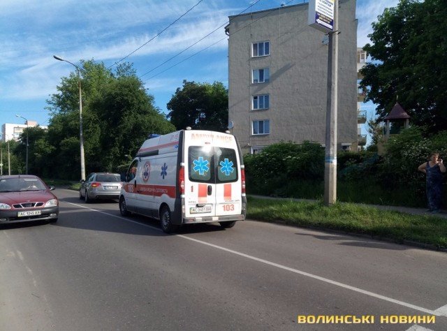 Аварія в Луцьку: дівчина в навушниках вискочила на дорогу