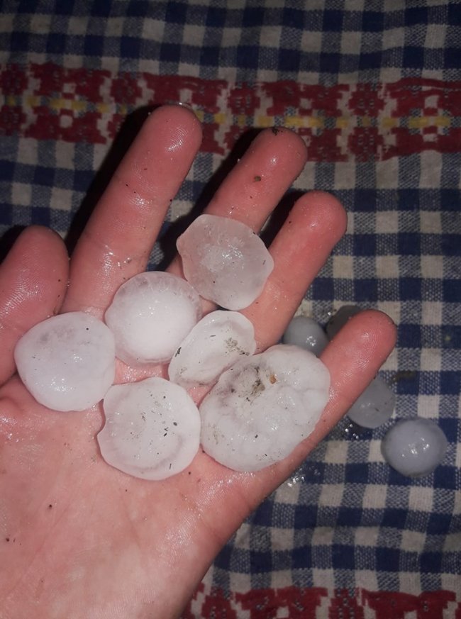 На Рівненщині випав град розміром із куряче яйце. ФОТО