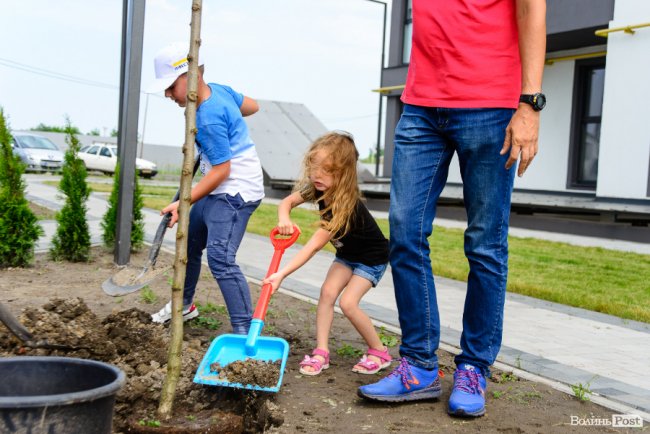Як мешканці ЖК «Супернова» саджали клени і сакури разом з «Інвестором». ФОТО*
