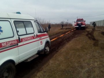 На Волині з «болотяного полону» карету швидкої допомоги визволяли рятувальники