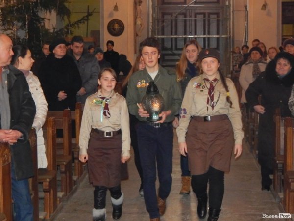 До Луцька привезли Вифлеємський вогонь. ФОТО