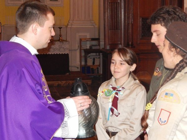 До Луцька привезли Вифлеємський вогонь. ФОТО