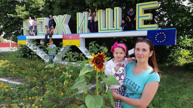 Добра справа на канікулах: у місті на Волині діти прибрали територію біля в'їзного знака