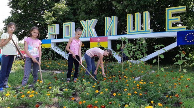 Добра справа на канікулах: у місті на Волині діти прибрали територію біля в'їзного знака