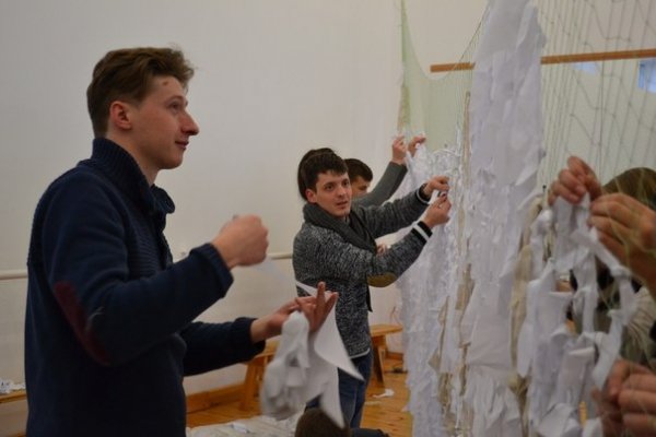 У Луцьку активісти плетуть маскувальні сітки для АТО. Відправлять у Волноваху. ФОТО