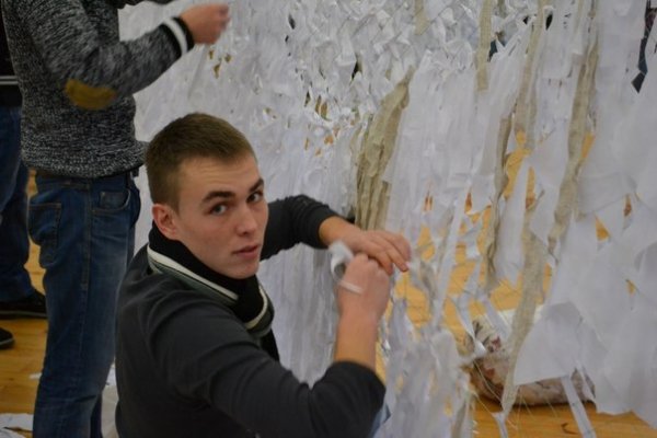 У Луцьку активісти плетуть маскувальні сітки для АТО. Відправлять у Волноваху. ФОТО