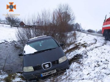 На Волині авто злетіло у кювет: в салоні знаходилися четверо дітей, найменшому –  п'ять місяців