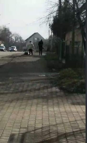 Муніципали зловили «на гарячому» лучанку, яка викидала сміття на дорогу