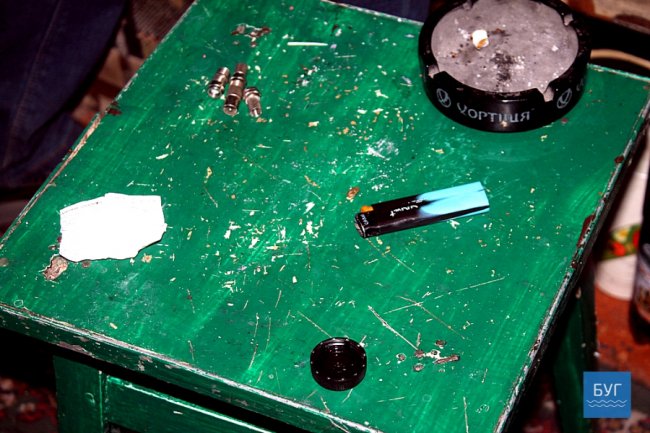 У місті на Волині - обшук у квартирі наркоторговців. ФОТО, ВІДЕО