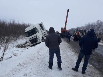 На Волині фура злетіла в кювет. ФОТО