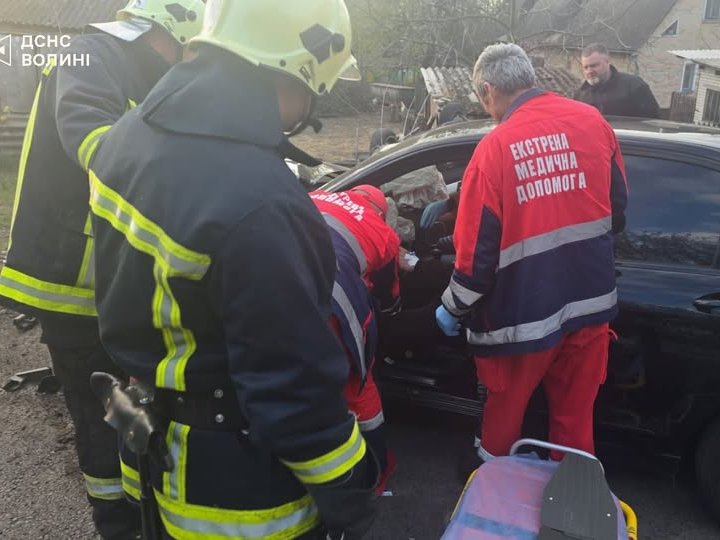 ДТП у місті на Волині: рятувальники визволяли затиснутого чоловіка з авто 