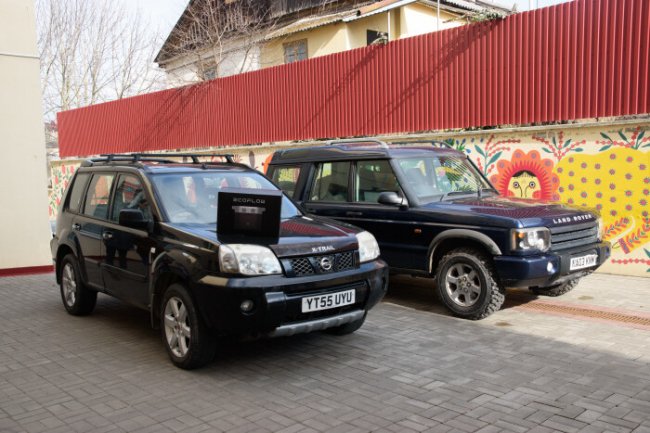Працівники «Луцьктепла» передали на фронт дві автівки. ФОТО