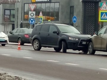 У Рованцях кросовер вилетів на зустрічну смугу і врізався у авто