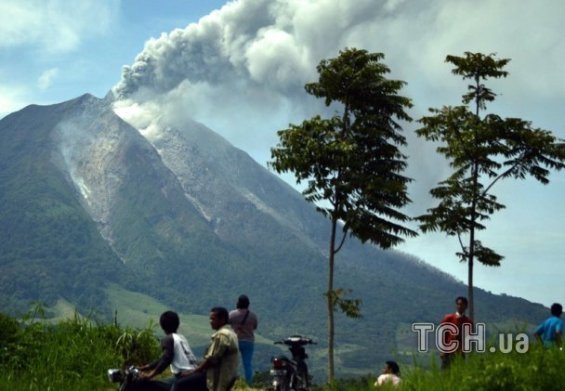 Виверження вулкану Сінабург в Індонезії. ФОТО. ВІДЕО