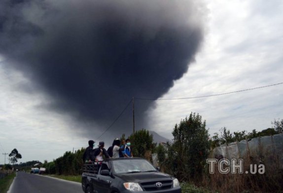 Виверження вулкану Сінабург в Індонезії. ФОТО. ВІДЕО