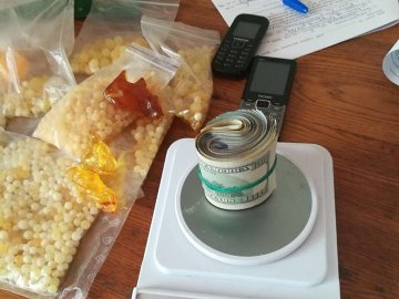 У Луцьку з підпільного цеху вилучили бурштин, елітне авто та тисячі доларів. ФОТО