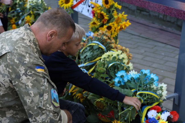 Із соняшниками в руках та зі сльозами на очах: як лучани вшанували пам’ять загиблих в АТО/ООС захисників України. ФОТО 