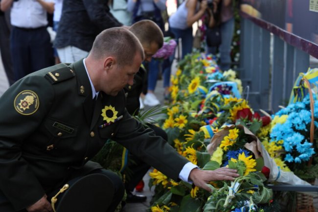 Із соняшниками в руках та зі сльозами на очах: як лучани вшанували пам’ять загиблих в АТО/ООС захисників України. ФОТО 