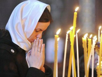 Забобони у Страсний четвер: волинський священник пояснив, що робити зі свічкою, яка згасла дорогою додому