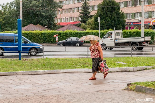 Парасольки і калюжі: дощовий день у Луцьку. ФОТО