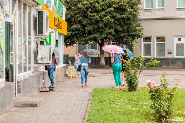 Парасольки і калюжі: дощовий день у Луцьку. ФОТО