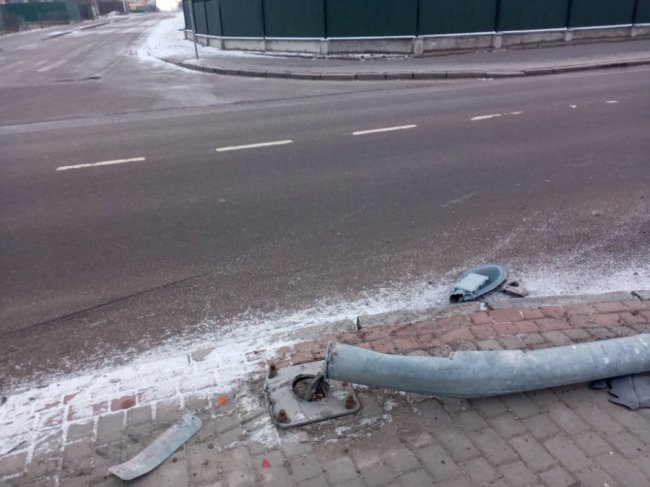 На Волині водій зніс електроопору. ФОТО