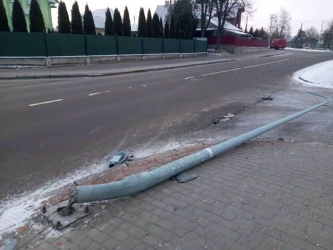На Волині водій зніс електроопору. ФОТО