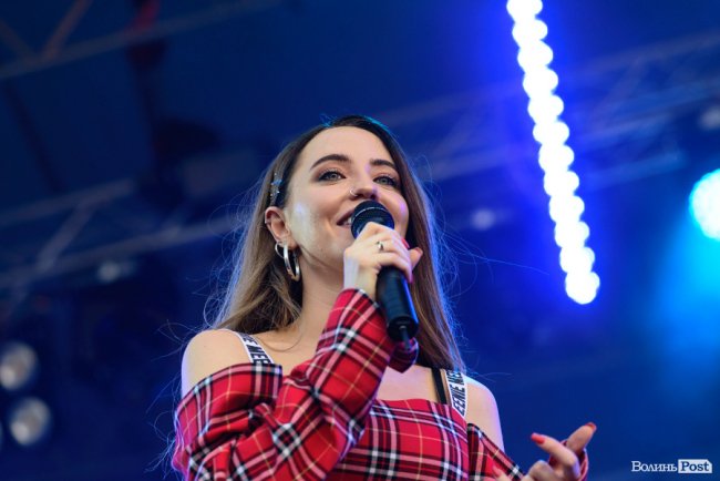 Хіти, емоції і натовп дітей: вибуховий концерт «Время и стекло» у Луцьку. ФОТОРЕПОРТАЖ