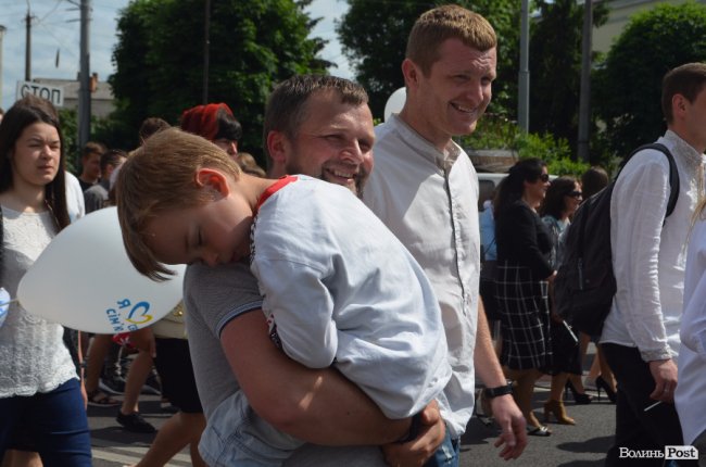 Молодята, транспаранти, усмішки: Луцьком пройшов «парад щасливих родин»