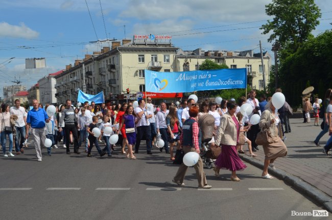 Молодята, транспаранти, усмішки: Луцьком пройшов «парад щасливих родин»