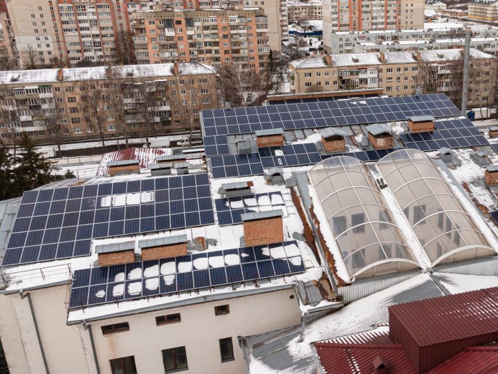 Волинська лікарня отримала 380 сонячних панелей