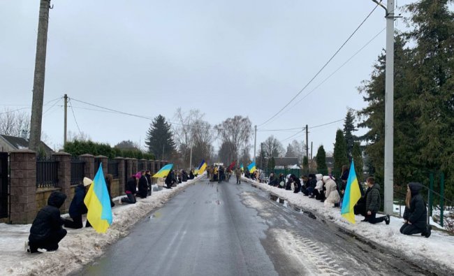 У громаді біля Луцька навколішки прощалися із полеглим Воїном