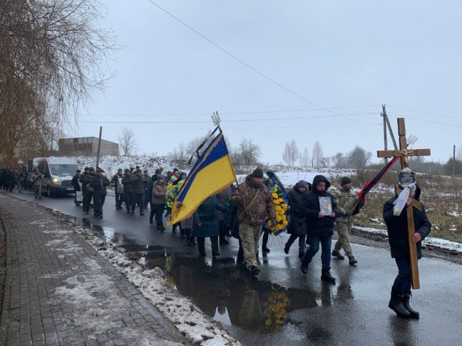 У громаді біля Луцька навколішки прощалися із полеглим Воїном